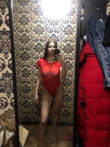 Худенькая студентка примеряет эротичные наряды перед зеркалом - фото #6