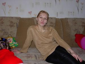 Тощая русская женушка показывает мужу розовую промежность перед еблей - фото #4