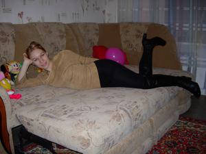 Тощая русская женушка показывает мужу розовую промежность перед еблей - фото #5
