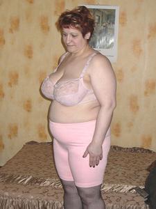 Русская милфа примеряет эротичное белье на толстое тело - фото #12