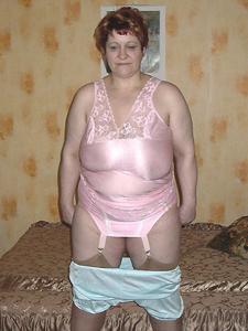 Русская милфа примеряет эротичное белье на толстое тело - фото #9