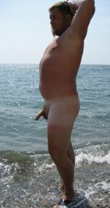 Парочка нудистов светит стоячим членом и обвисшими сиськами на пляже - фото #104