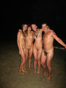 Парочка нудистов светит стоячим членом и обвисшими сиськами на пляже - фото #115