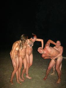 Парочка нудистов светит стоячим членом и обвисшими сиськами на пляже - фото #118