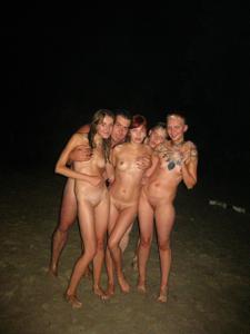 Парочка нудистов светит стоячим членом и обвисшими сиськами на пляже - фото #119
