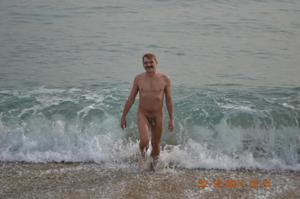 Парочка нудистов светит стоячим членом и обвисшими сиськами на пляже - фото #40