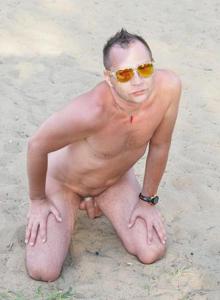 Парочка нудистов светит стоячим членом и обвисшими сиськами на пляже - фото #41