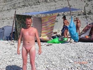 Парочка нудистов светит стоячим членом и обвисшими сиськами на пляже - фото #52