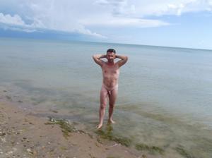 Парочка нудистов светит стоячим членом и обвисшими сиськами на пляже - фото #57