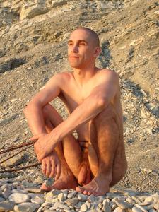 Парочка нудистов светит стоячим членом и обвисшими сиськами на пляже - фото #78