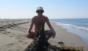 Парочка нудистов светит стоячим членом и обвисшими сиськами на пляже - фото #89