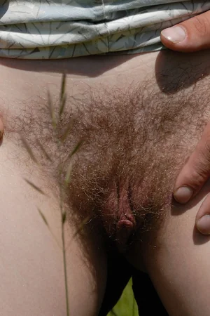 Muscular Guy Takes Curvy Woman to Field for Outdoor Pussy Fuck — photo 3