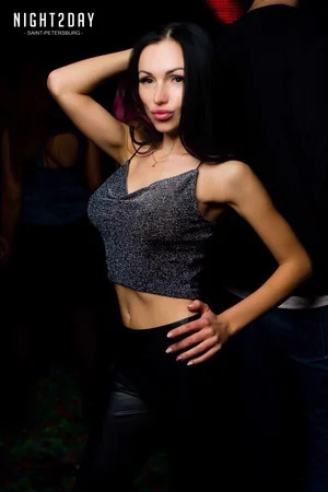 Stunning Prostitute Attracts Rich Clients With Nude Photos — photo 11