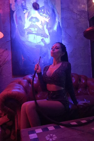 Stunning Prostitute Attracts Rich Clients With Nude Photos — photo 16