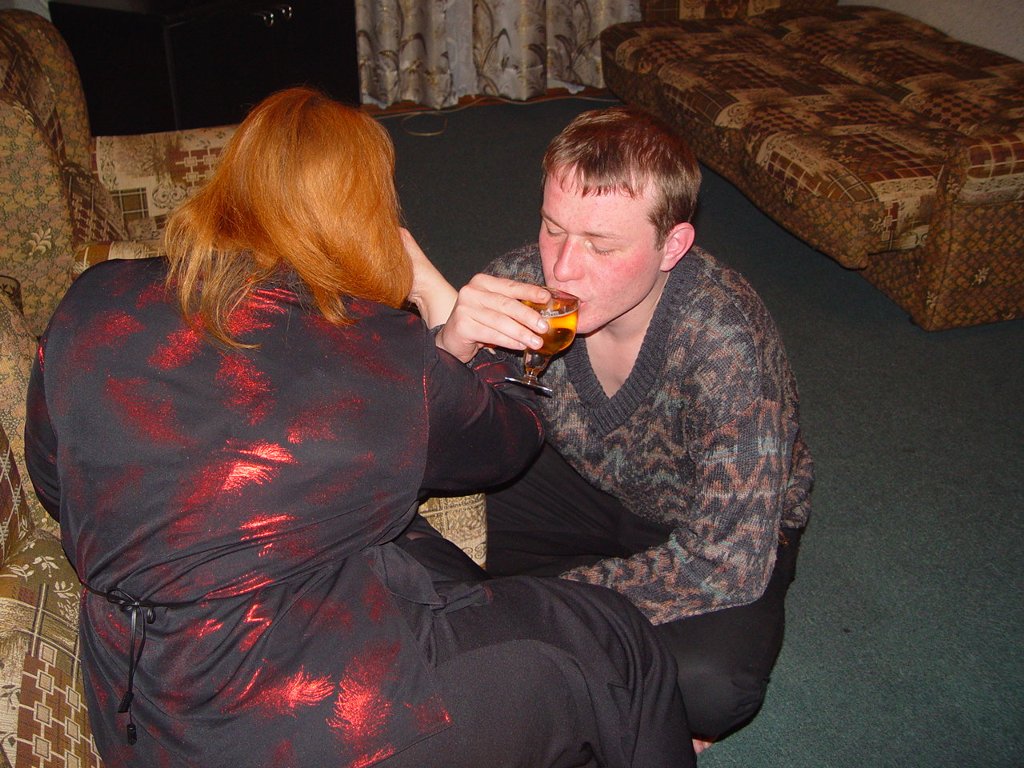 Пьяную маму толстую сыном. Пьяные взрослые женщины. Пьяные зрелые с молодыми. Пьяные русские мамочки. Домашние зрелые пьяные.
