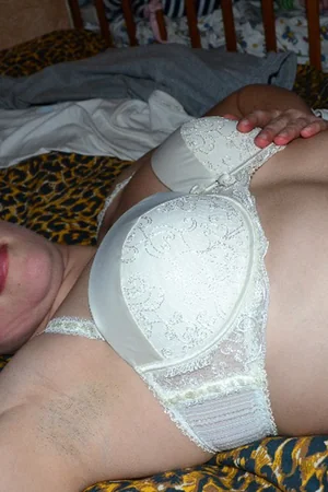 Bad Girl Spreads Pussy for Camera — photo 1