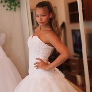 Миленькая невеста примеряет свадебное платье и сосет хер - фото #8