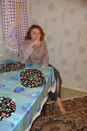 Mature Alcoholic Woman Sucks Dick and Takes It in Hairy Pussy — photo 1