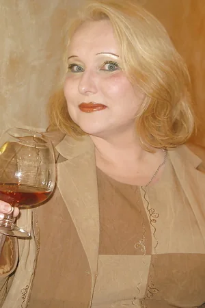 Plump Woman Drinks Wine, Undresses at Home — photo 1