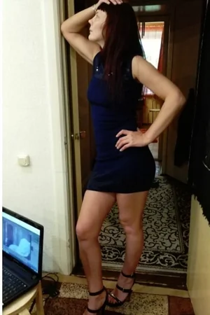 Dark-Haired Milf Shows Off Attractive Body and Pussy — photo 2