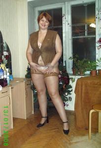 Толстая дама раздевается в квартире на фоне елочки - фото #6