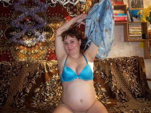 Беременная женщина снимает с себя одежду - фото #23