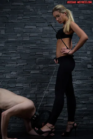 Slender Mistress and Submissive Slave — photo 25