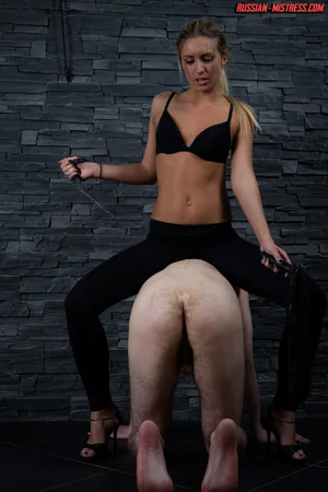 Slender Mistress and Submissive Slave — photo 27