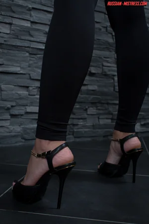 Slender Mistress and Submissive Slave — photo 9
