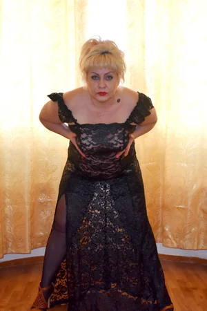 Curvy Milf Poses Erotically in Expensive Lingerie — photo 17