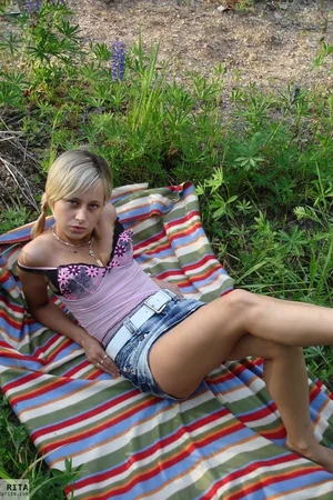 Cute Babe in Shorts Flashes Her Boobs Outdoors — photo 1