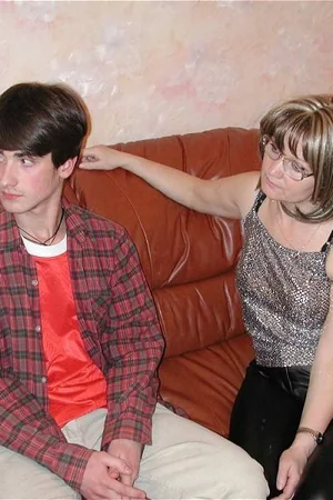 Russian Divorcée Acts Like a Slut with Young Guy at Home — photo 1