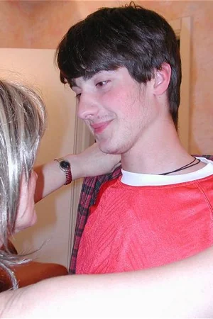 Russian Divorcée Acts Like a Slut with Young Guy at Home — photo 25
