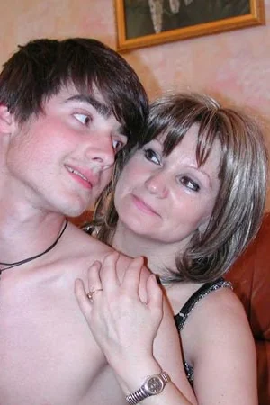 Russian Divorcée Acts Like a Slut with Young Guy at Home — photo 30