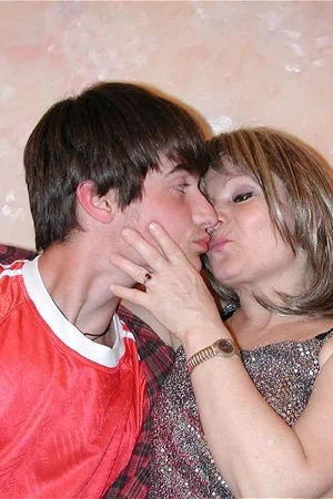 Russian Divorcée Acts Like a Slut with Young Guy at Home — photo 6