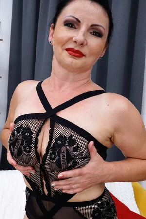 Russian Mature Woman Masturbates — photo 29