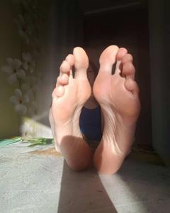 Длинные пальцы ног воллейболистки - фото #27