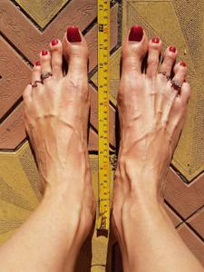 Длинные пальцы ног воллейболистки - фото #4