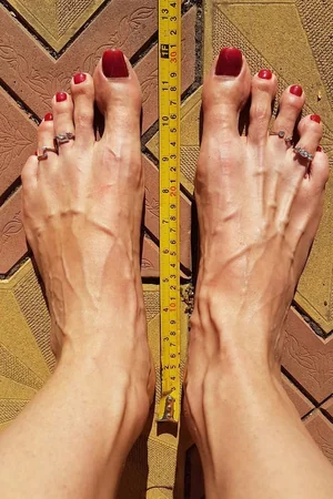 Volleyball Player's Long Toes — photo 4