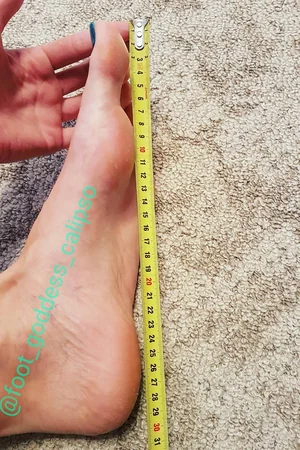 Volleyball Player's Long Toes — photo 8