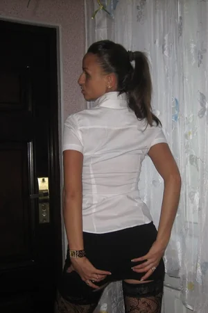 Slender Mommy Rides Dildo — photo 1
