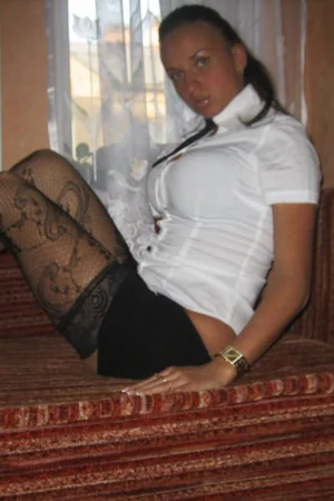 Slender Mommy Rides Dildo — photo 2