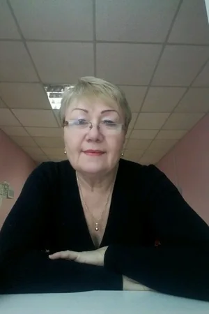 Russian Granny Flashes Shaved Pussy — photo 16