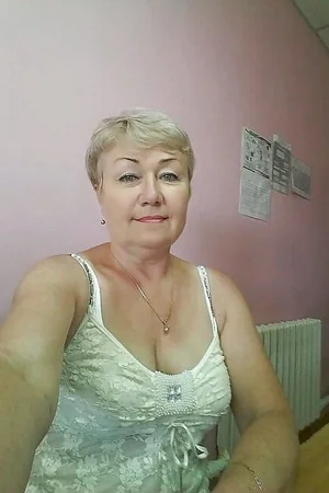 Russian Granny Flashes Shaved Pussy — photo 25