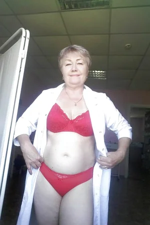 Russian Granny Flashes Shaved Pussy — photo 3