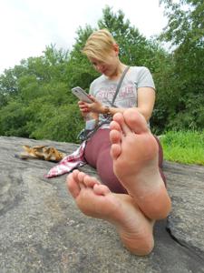 Русская леди показывает пятки и пальцы ног - фото #4