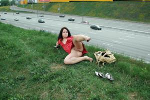 Эксгибиционистка Лена позирует голая на фоне автострады - фото #10