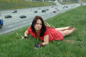 Эксгибиционистка Лена позирует голая на фоне автострады - фото #2