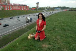 Эксгибиционистка Лена позирует голая на фоне автострады - фото #6