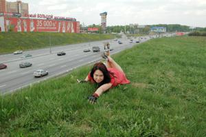 Эксгибиционистка Лена позирует голая на фоне автострады - фото #7